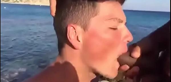  Novinho mamando e tomando leitinho a beira-mar